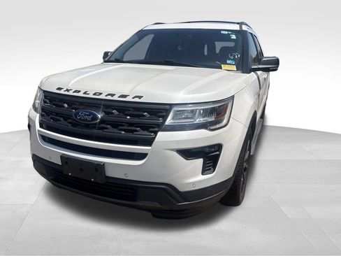 Used 2018 Ford Explorer XLT w/ Equipment Group 202A AWD/4WD image 2