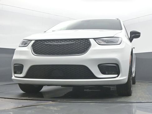 Used 2023 Chrysler Pacifica Limited w/ Uconnect Theater Family Group image 46