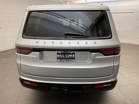 Used 2022 Jeep Wagoneer Series III AWD/4WD image 6
