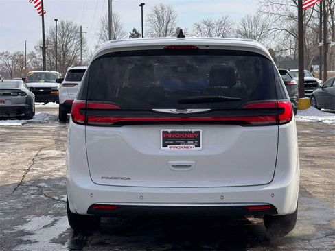 Used 2023 Chrysler Pacifica Touring-L image 8