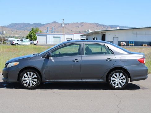 Used 2013 Toyota Corolla LE FWD image 2