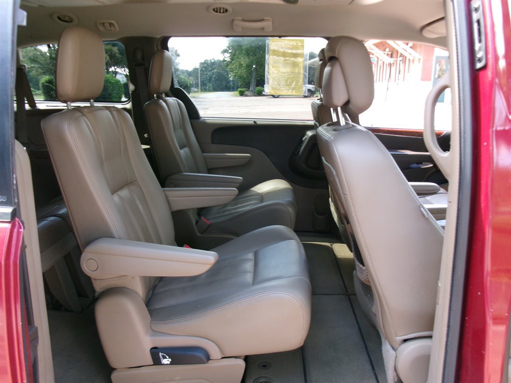 Used 2013 Chrysler Town & Country Touring-L w/ Driver Convenience Group FWD image 26