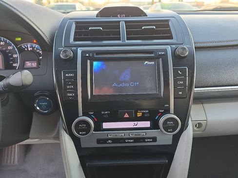 Used 2013 Toyota Camry LE image 16