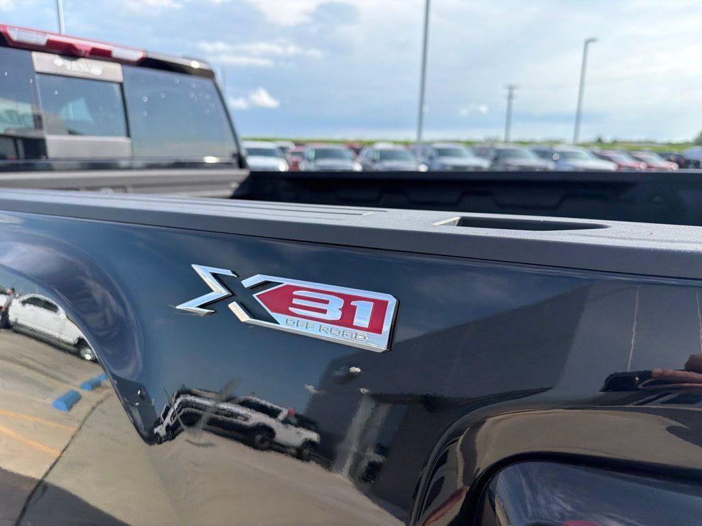 Used 2025 GMC Sierra 2500 SLT AWD/4WD image 13