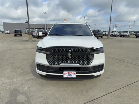 Used 2025 Lincoln Navigator L Reserve AWD/4WD image 3