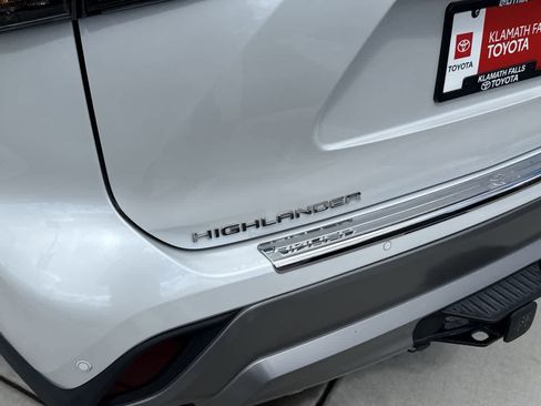 Used 2023 Toyota Highlander Platinum AWD/4WD image 9