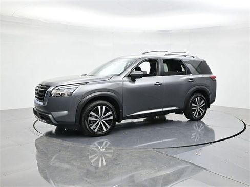 Used 2024 Nissan Pathfinder Platinum image 5
