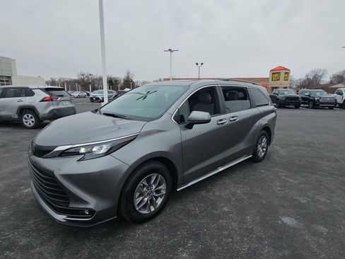 Used 2026 Toyota Sienna XLE image 7