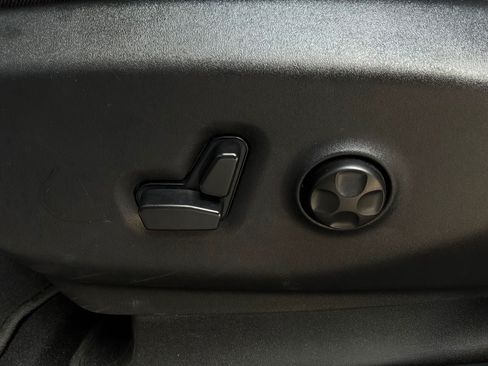 Used 2025 Chrysler Pacifica Limited FWD image 11