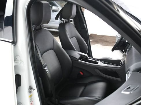 Used 2020 Jaguar F-PACE Premium image 31
