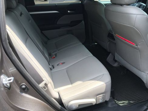 Used 2016 Toyota Highlander XLE AWD/4WD image 8