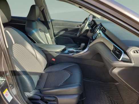 Used 2018 Toyota Camry SE w/ Moonroof Package FWD image 6