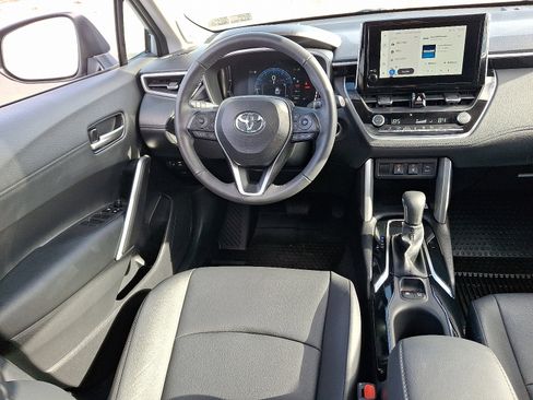 Used 2023 Toyota Corolla Cross XLE image 10