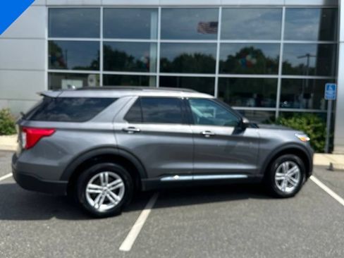 Used 2024 Ford Explorer XLT AWD/4WD image 3