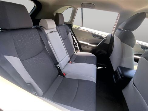 Used 2025 Toyota RAV4 XLE FWD image 18
