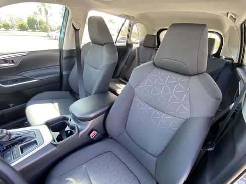 Used 2021 Toyota RAV4 XLE w/ Convenience Package FWD image 16