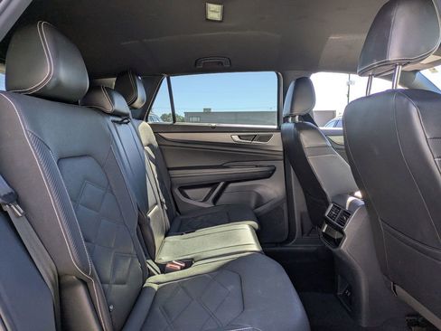 Used 2024 Volkswagen Atlas Cross Sport SE image 30