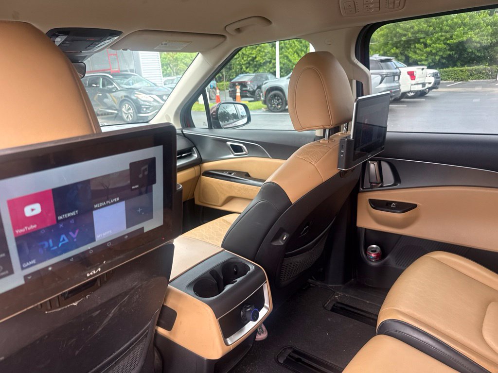 Used 2023 Kia Carnival LX FWD image 11