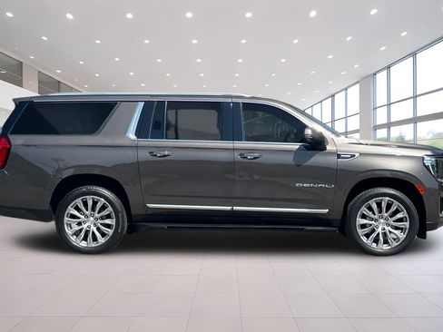 Used 2021 GMC Yukon XL Denali AWD/4WD image 3