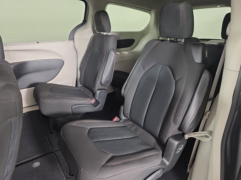 Used 2020 Chrysler Pacifica Touring w/ Cold Weather Group FWD image 24