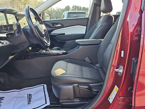 Used 2025 Chevrolet Trax LT w/ Driver Confidence Package image 9