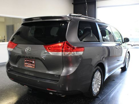 Used 2014 Toyota Sienna XLE FWD image 3