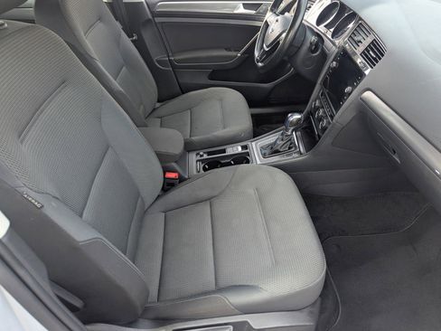 Used 2017 Volkswagen e-Golf SE image 13