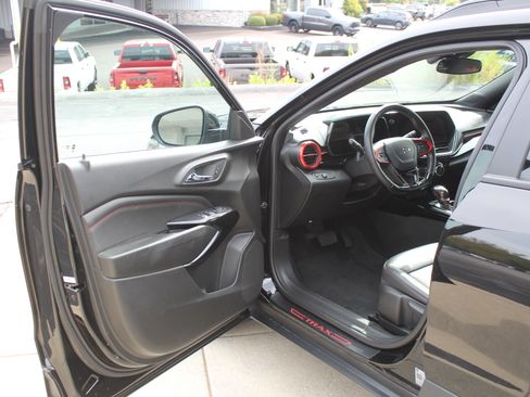Used 2025 Chevrolet Trax RS FWD image 12