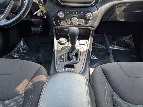 Used 2020 Jeep Cherokee Latitude w/ Cold Weather Group AWD/4WD image 18