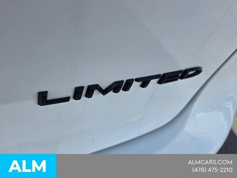 Used 2025 Chrysler Pacifica Limited FWD image 13