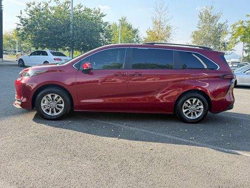 Used 2026 Toyota Sienna LE FWD image 5