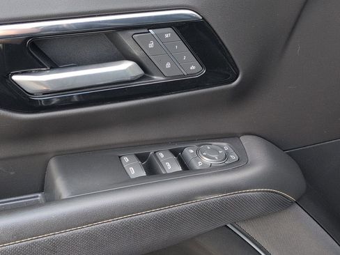 Used 2025 Chevrolet Suburban Premier AWD/4WD image 18