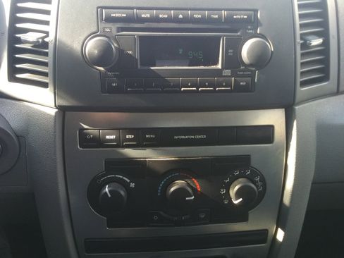 Used 2005 Jeep Grand Cherokee Laredo image 13