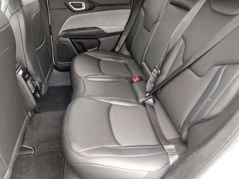 Used 2025 Jeep Compass Latitude image 27