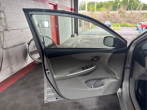 Used 2011 Toyota Corolla LE FWD image 19
