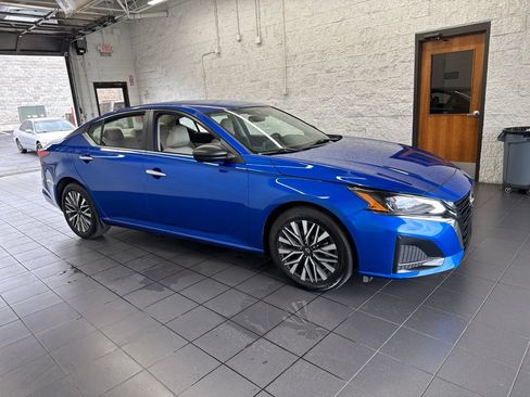 Used 2025 Nissan Altima 2.5 SV FWD image 1