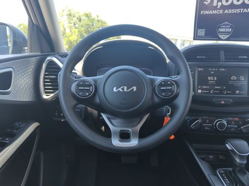 Used 2025 Kia Soul LX w/ LX Technology Package FWD image 17