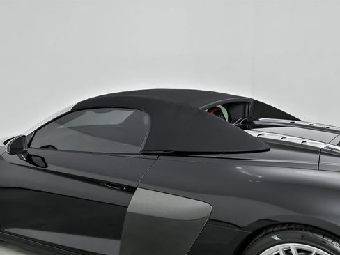 Used 2017 Audi R8 V10 w/ Ceramic Brake Package image 21