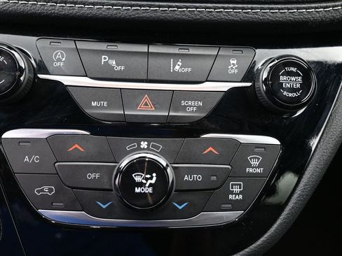 Used 2025 Chrysler Pacifica Limited image 14