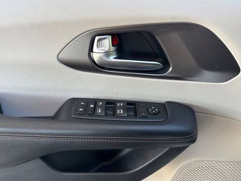 Used 2020 Chrysler Pacifica Touring image 15