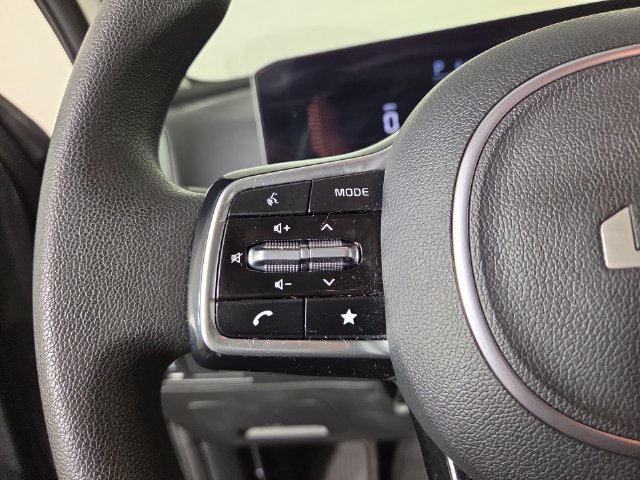 Certified 2025 Kia Sorento LX FWD image 21