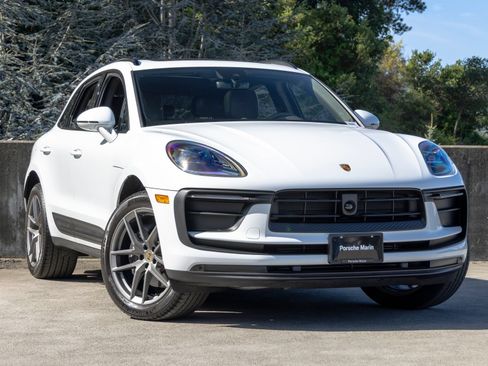 Certified 2026 Porsche Macan AWD/4WD image 6