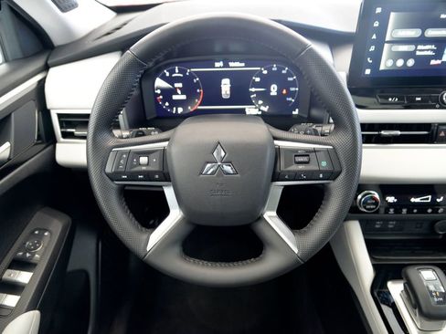 Used 2025 Mitsubishi Outlander SE image 18