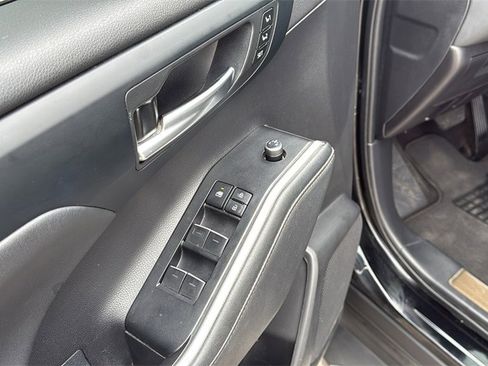 Used 2023 Toyota Highlander Bronze Edition image 9