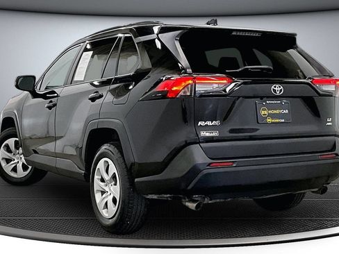 Used 2021 Toyota RAV4 LE AWD/4WD image 4