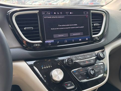 Used 2023 Chrysler Pacifica Touring-L FWD image 28