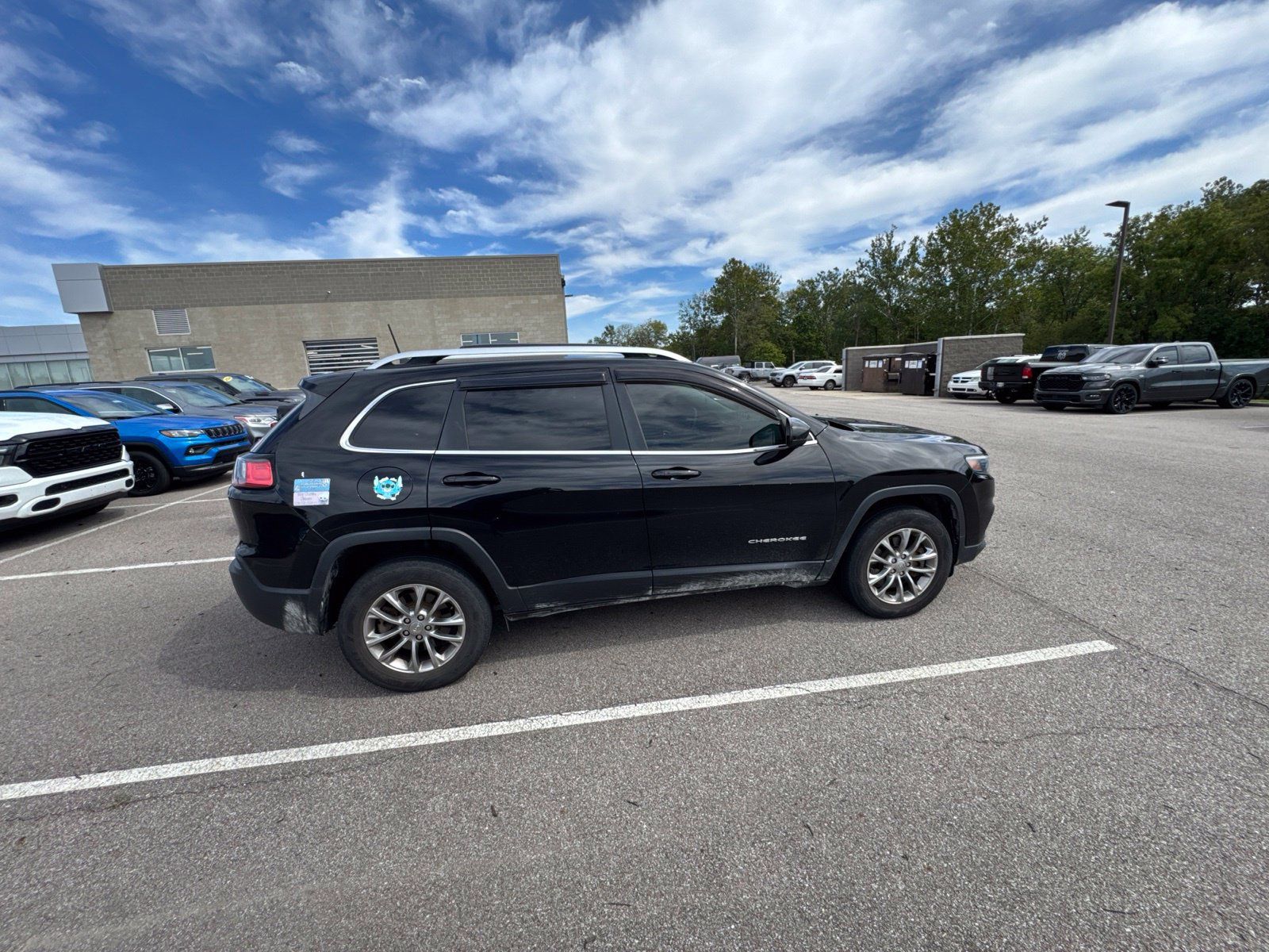 Used 2019 Jeep Cherokee Latitude Plus w/ Cold Weather Group AWD/4WD image 3