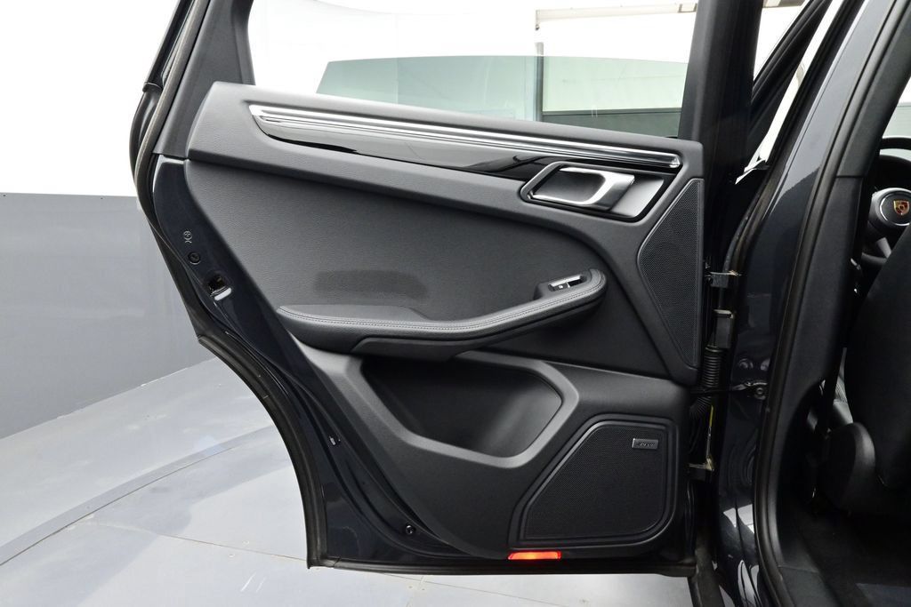Certified 2025 Porsche Macan AWD/4WD image 13