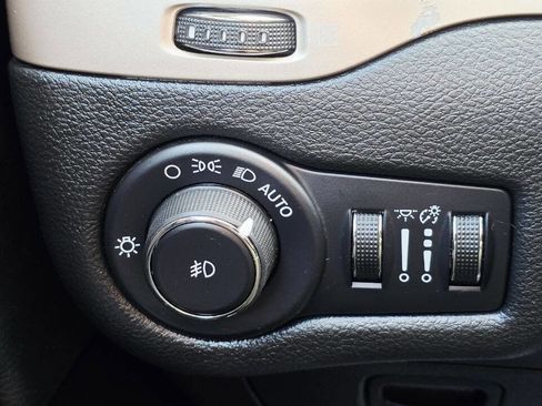 Used 2015 Jeep Cherokee Latitude w/ Cold Weather Group AWD/4WD image 30