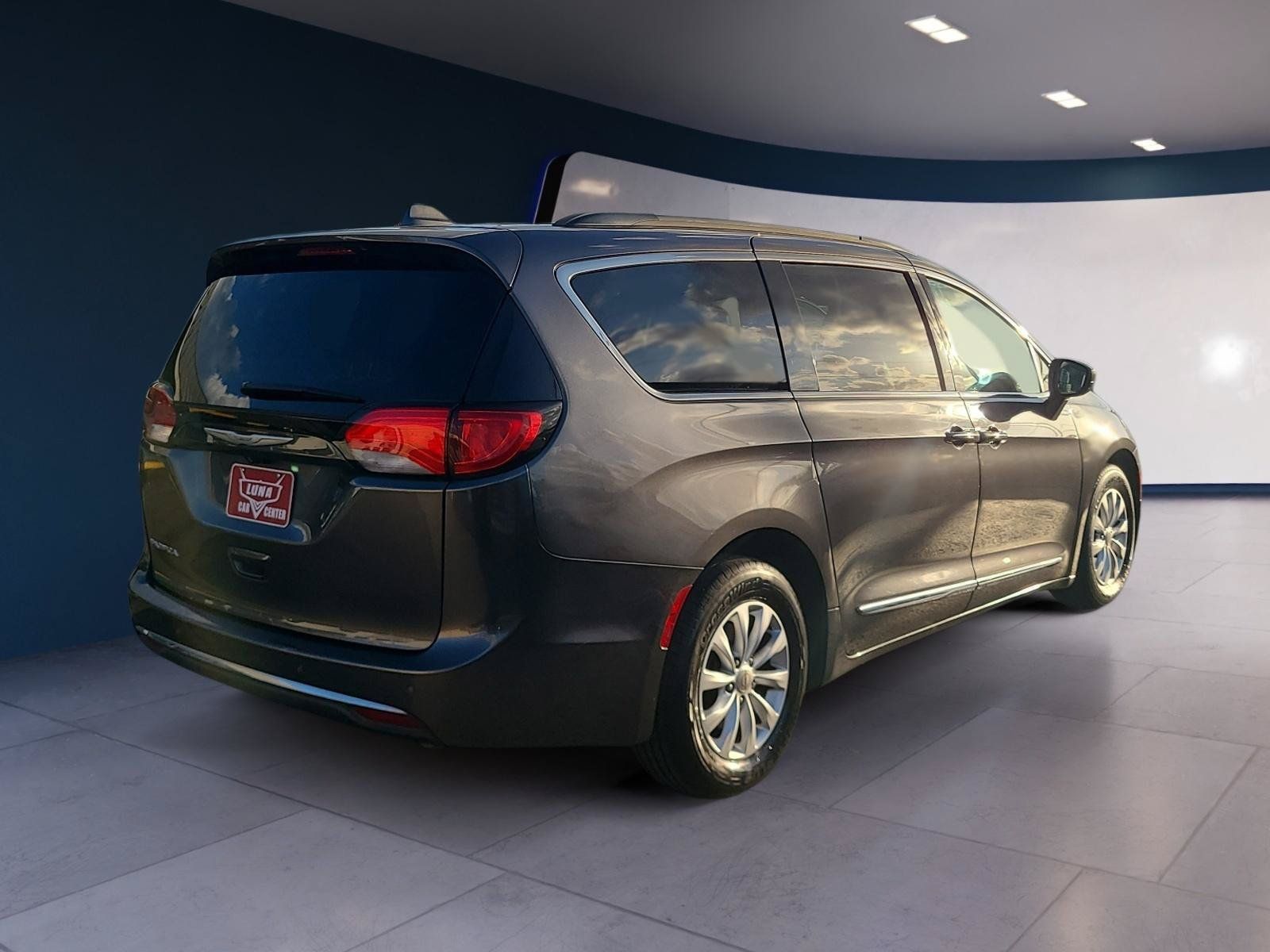 Used 2017 Chrysler Pacifica Touring-L FWD image 5